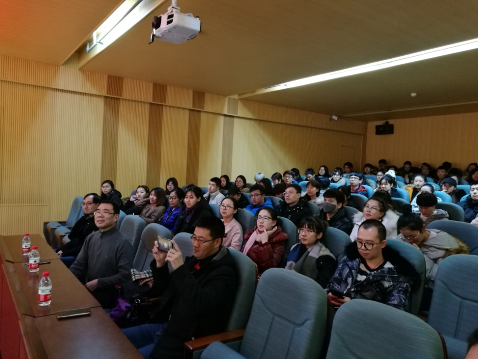 参会师生认真听报告